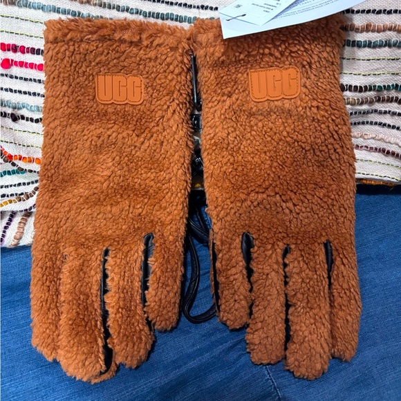 UGG Other - NWT! *UGG* | FLUFF GLOVES | L/XL | HARDWOOD